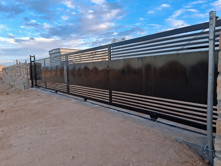 Horizontal metal fence installation in El Paso TX
