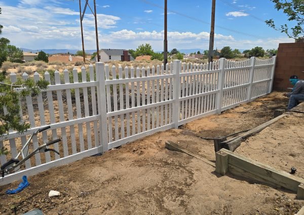 Vinyl picket fence in Albuquerque NM